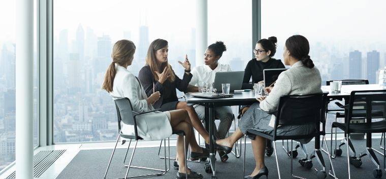 Employés travaillant ensemble dans un bureau