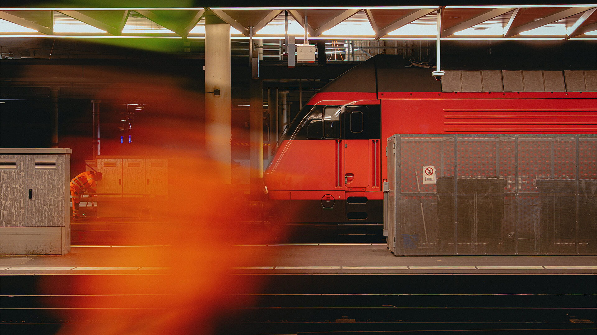 Schutzgerüst in der Perronhalle im Bahnhof Bern unter laufendem Bahnbetrieb
