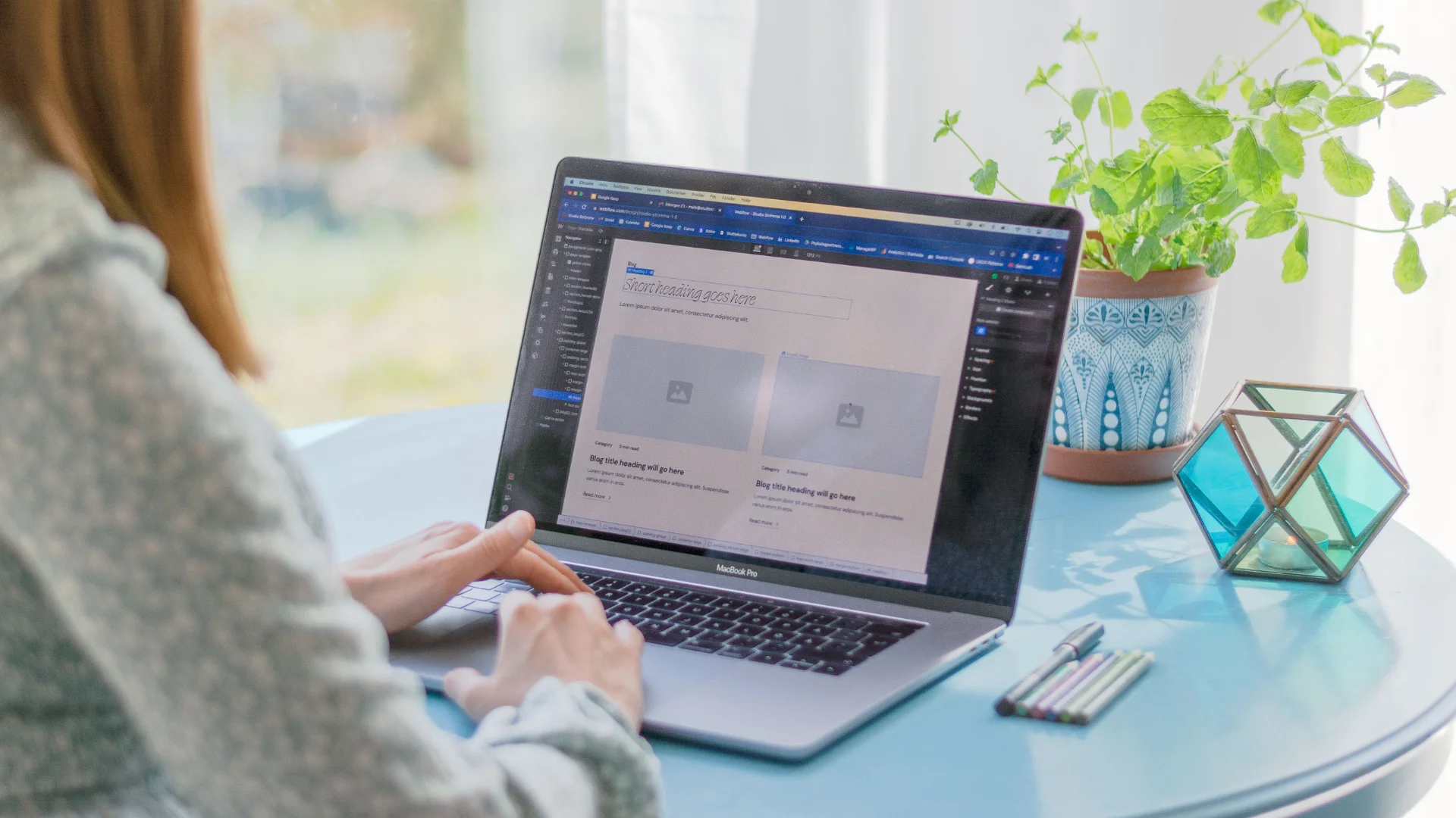 En person jobbar på en MacBook Pro med att designa en hemsida i Webflow.