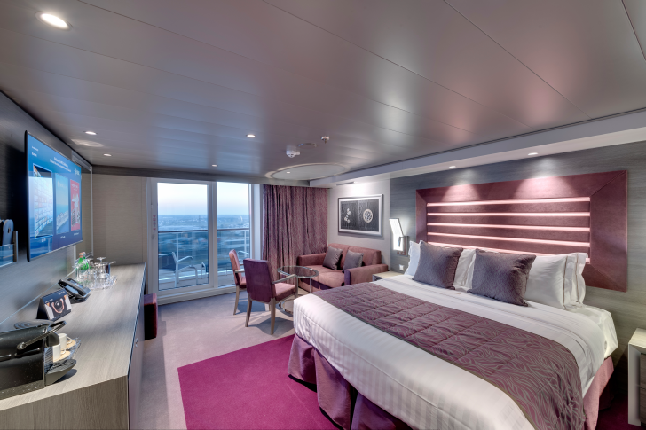 Yacht Club Deluxe Suite