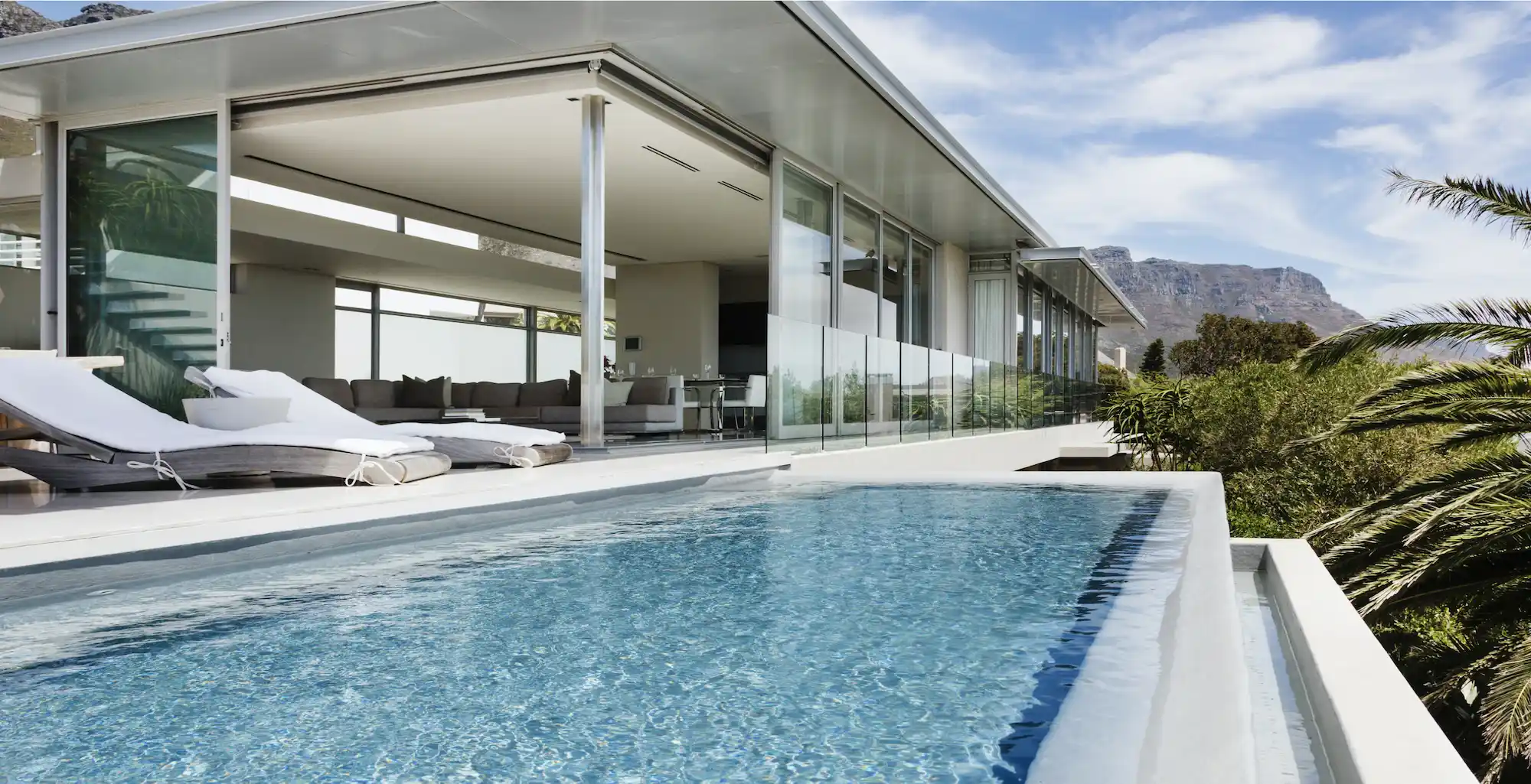 Infinity-Pool vor einer Villa.