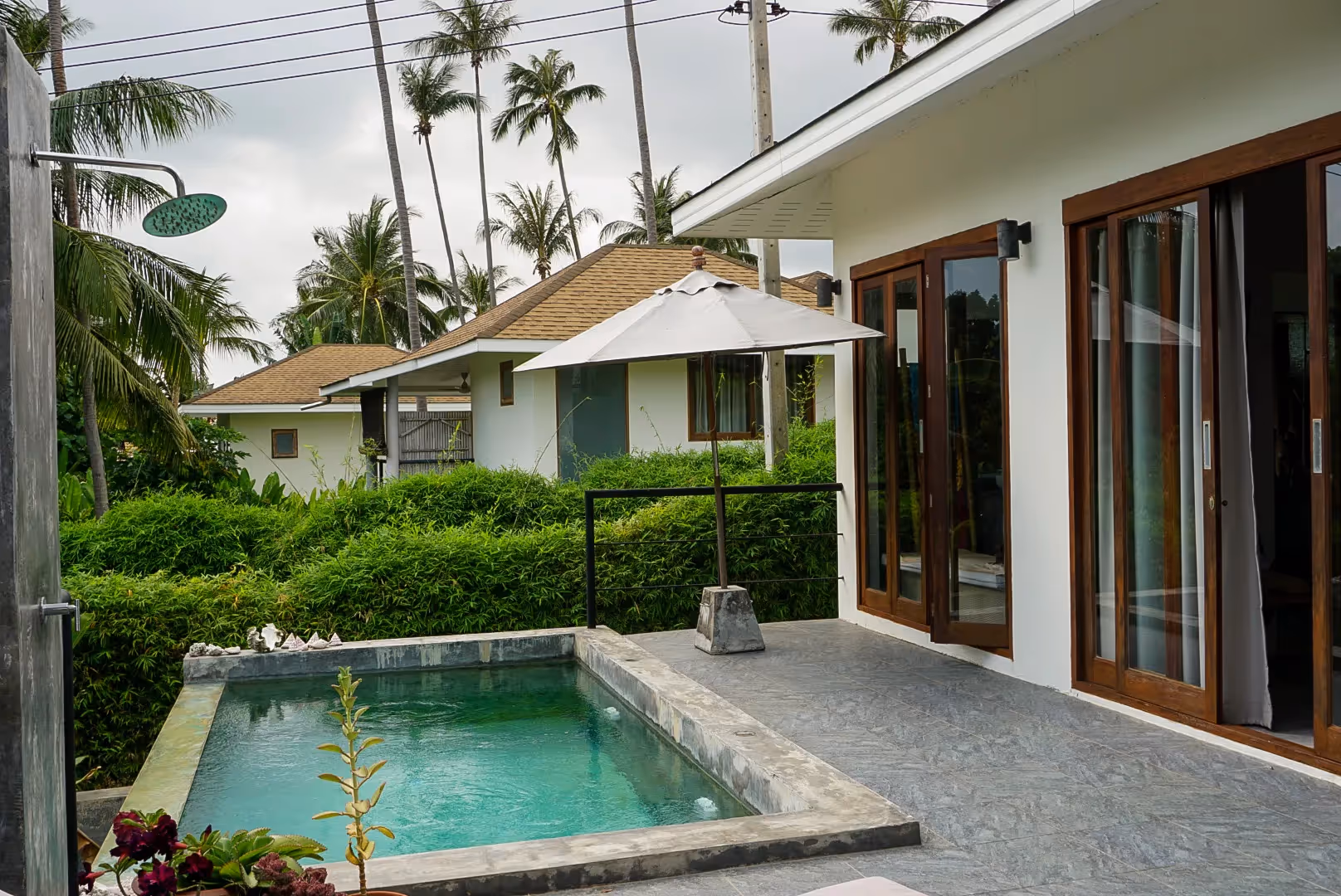 Vue sur la terrasse et piscine d'une villa à vendre à Koh Samui