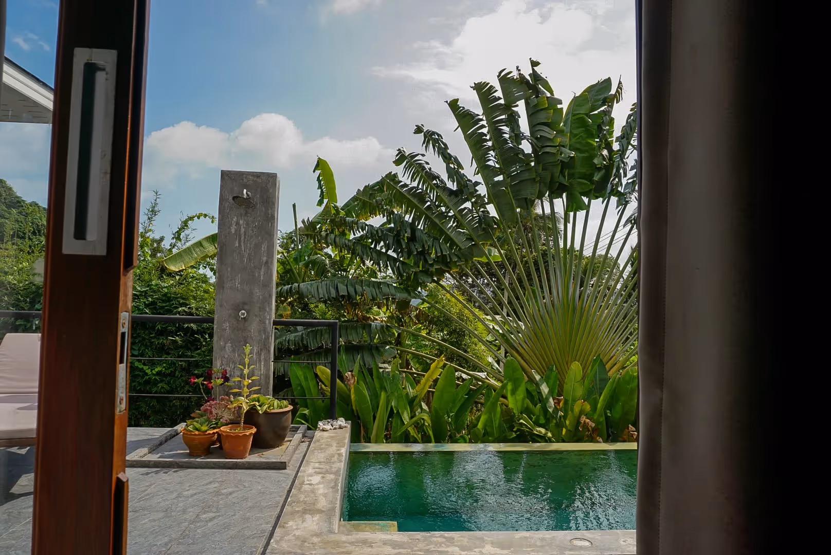 Vue sur la terrasse et piscine d'une villa à vendre à Koh Samui