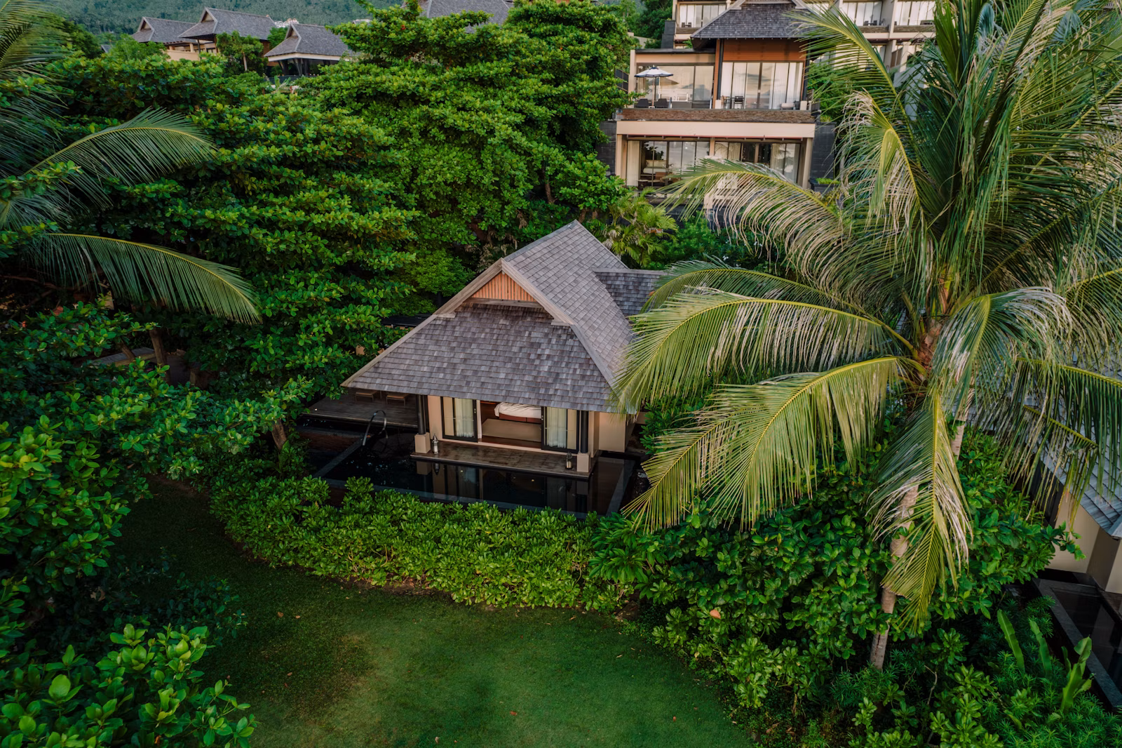 Vue aérienne de villas entourées de végétation tropicale à Koh Samui