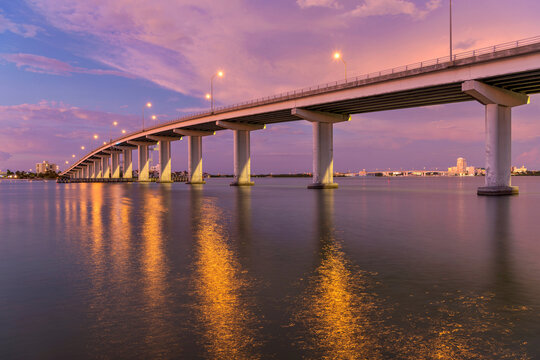 Girder Bridge" Images – Browse 1,765 Stock Photos, Vectors, and Video |  Adobe Stock