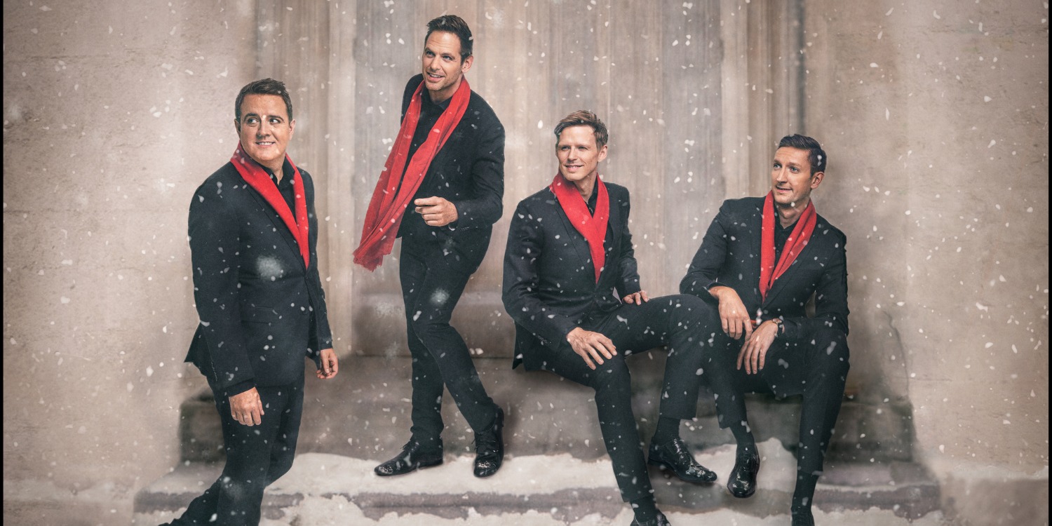 Die Band stehend im Schnee.