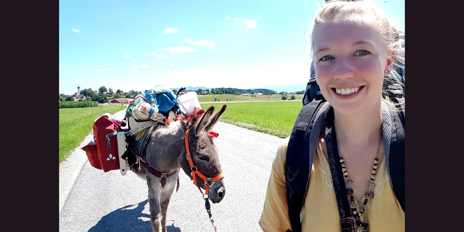 Lotta Lubkoll mit Esel auf ihrer Wanderung.