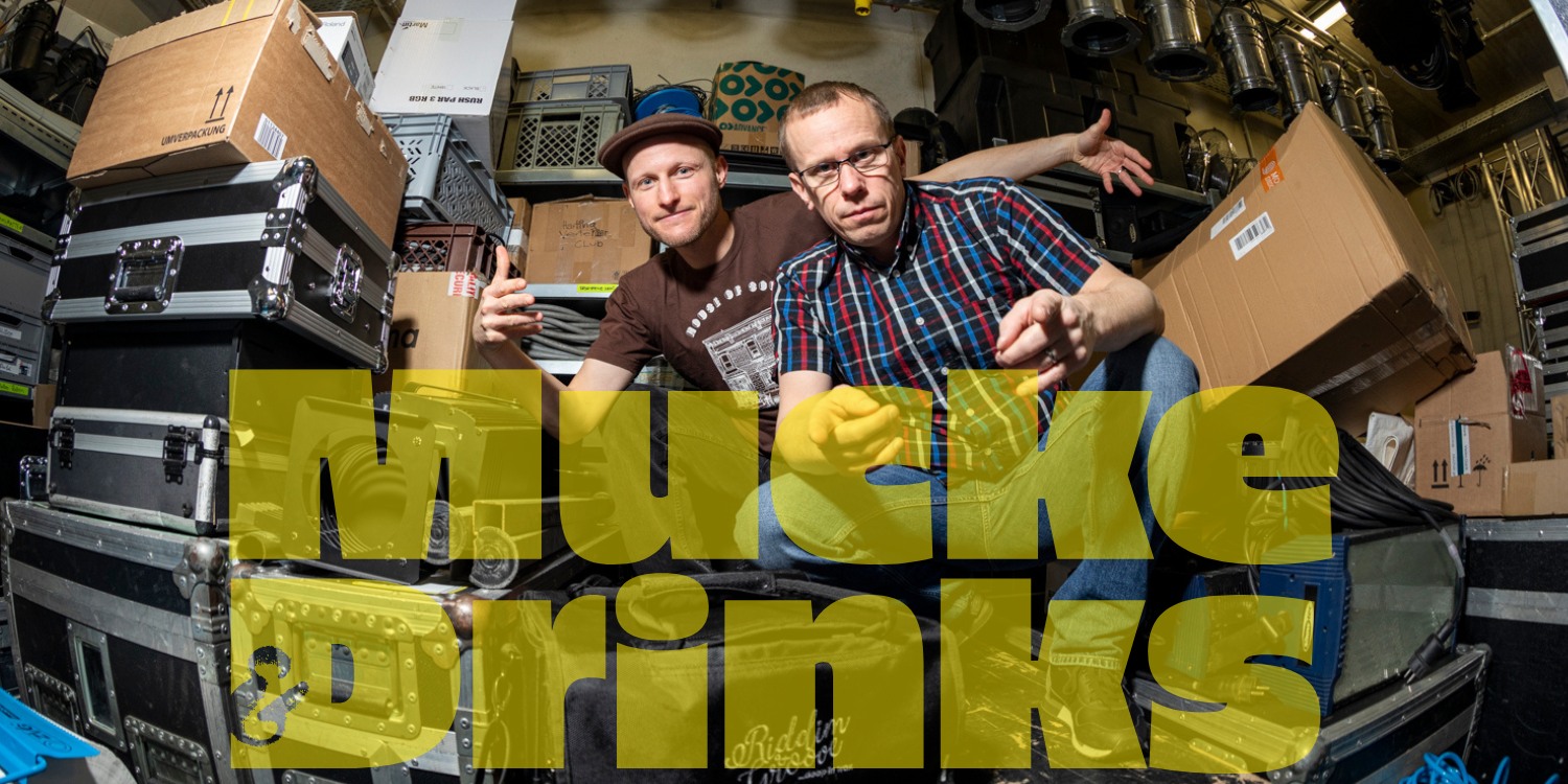 Logo Mucke und Drinks mit den DJs im Hintergrund.