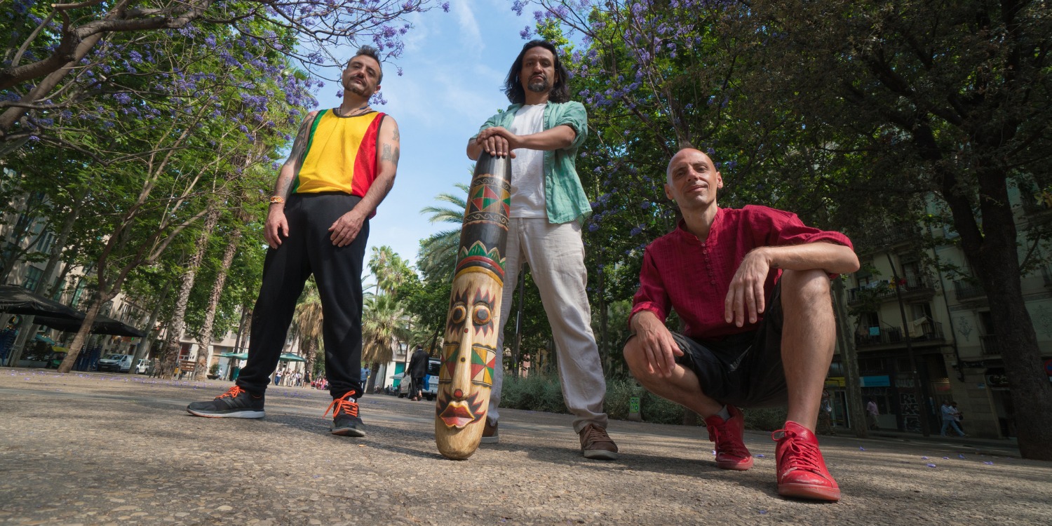 Die Band steht auf einer Straße.