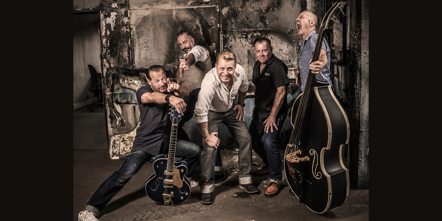 Die Band in einem verlassenen Gebäude mit Gitarre und Kontrabass.