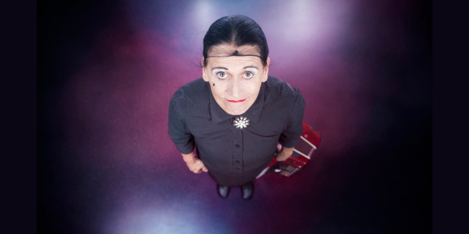 Carmela de Feo als La Signora. 