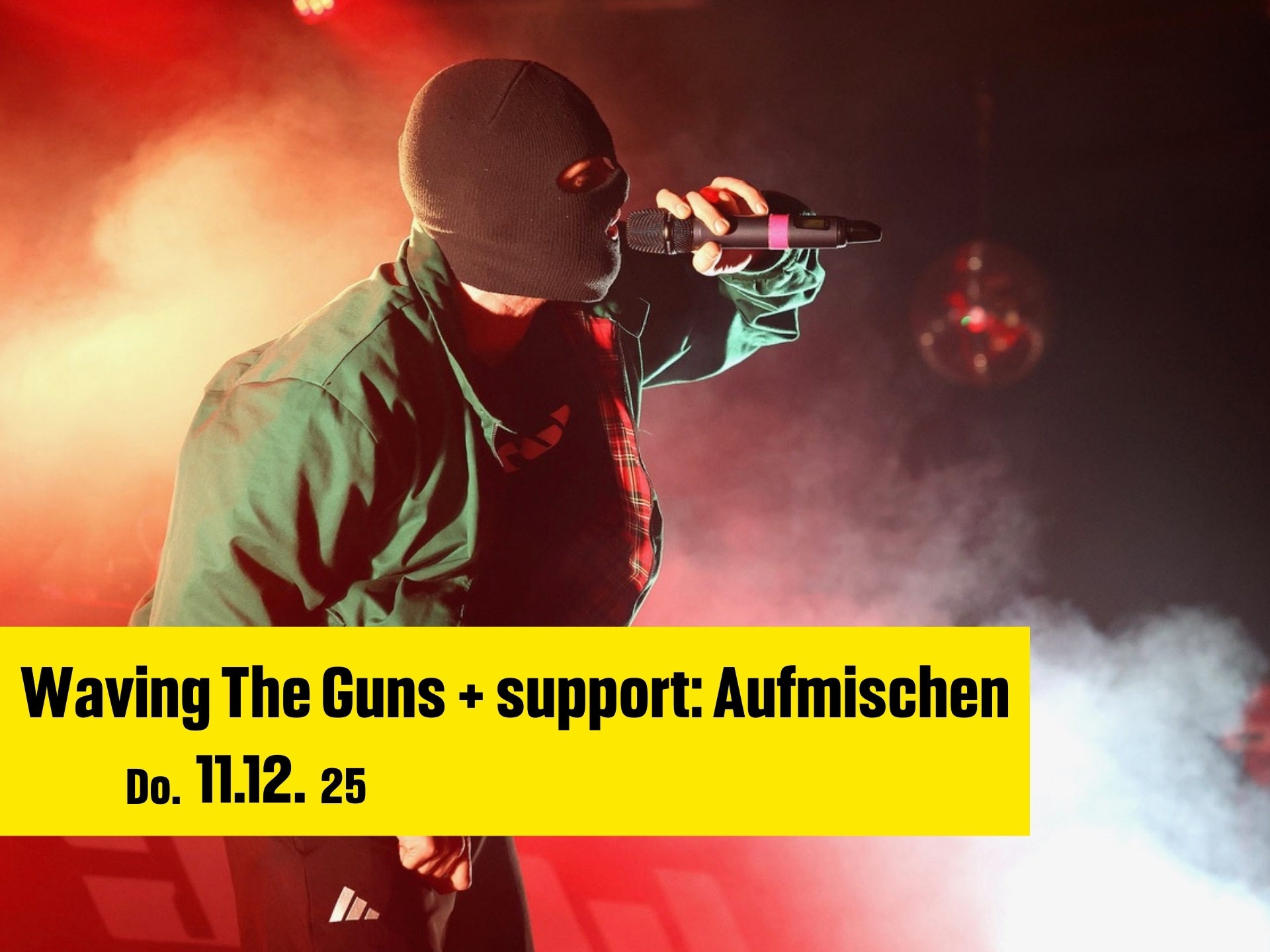 Künstler von Waving the Guns auf der Bühne rappend mit Sturmmaske auf.