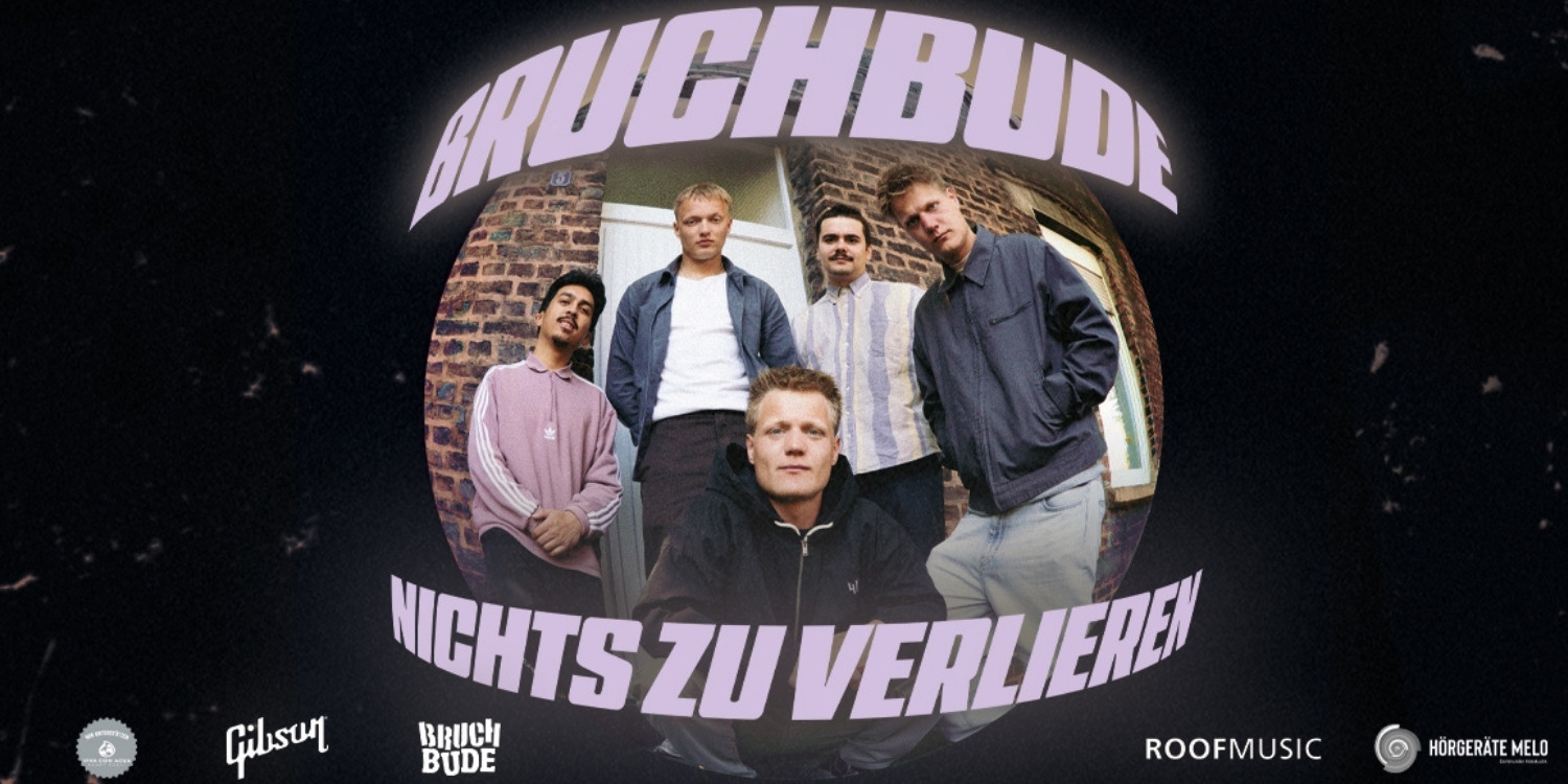 Die Band posiert. In Pink der Tourname: Nichts zu verlieren