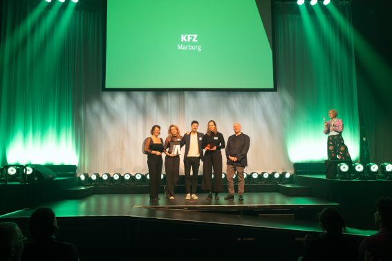 KFZ bekommt Award verliehen.