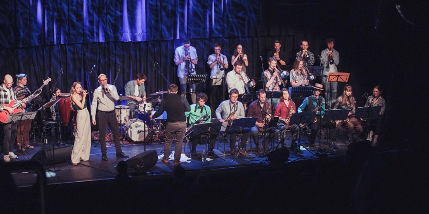 Die Big Band auf der Bühne.