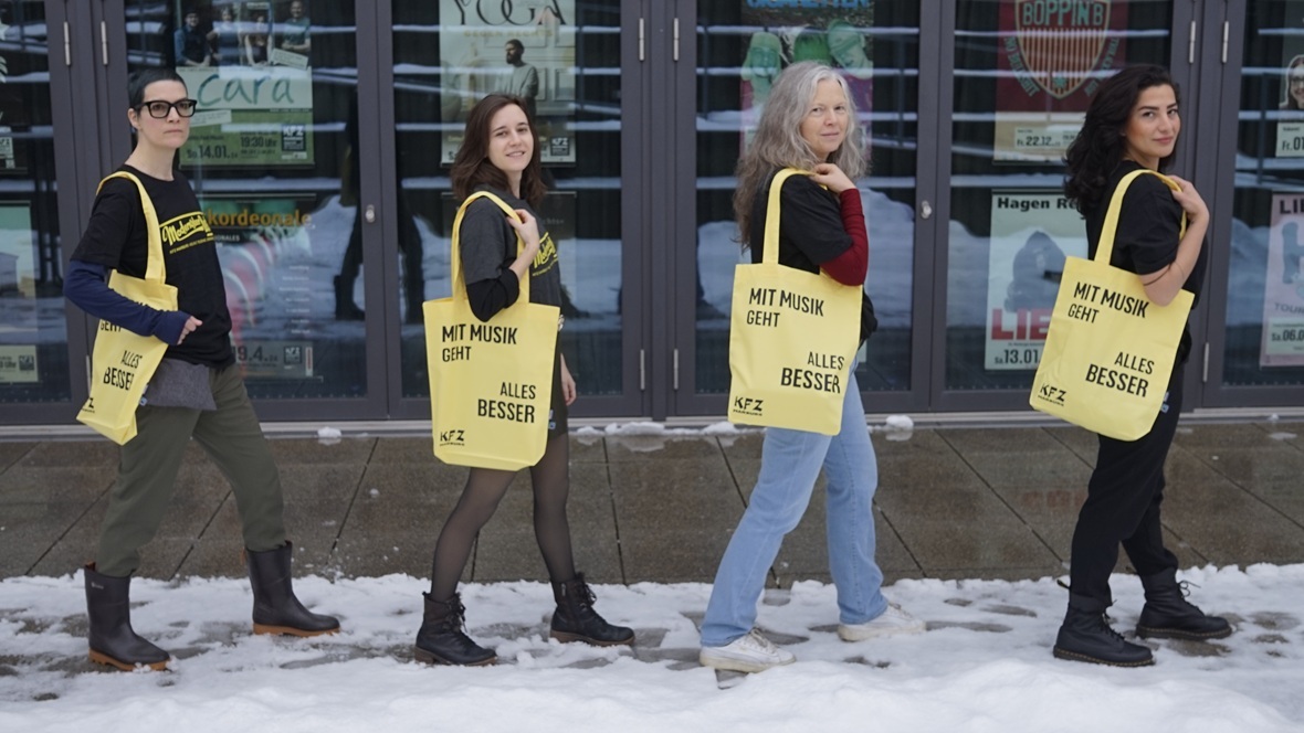 Gelbe Fairtrade-Stofftaschen: Mit Musik geht alles besser.