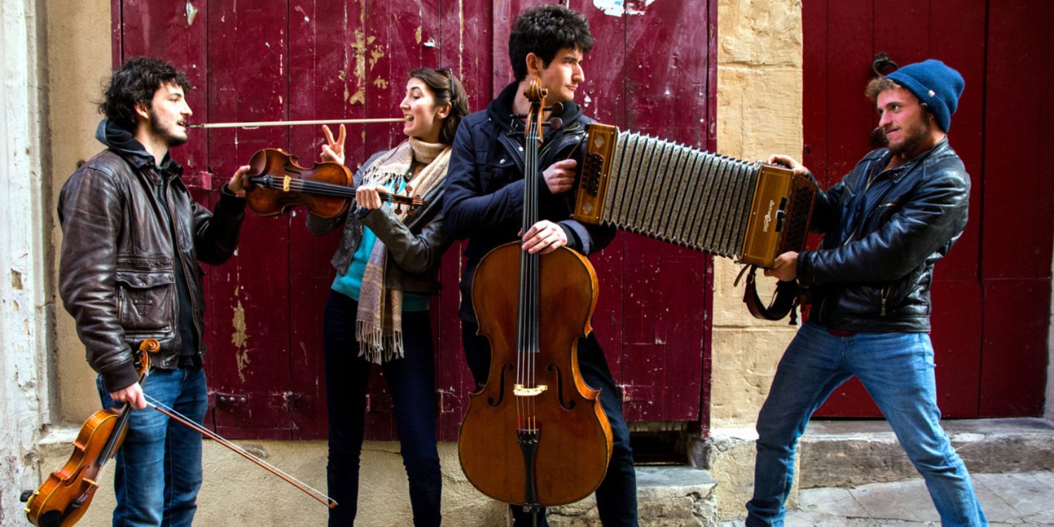 Die Band Bargainatt mit ihren Instrumenten