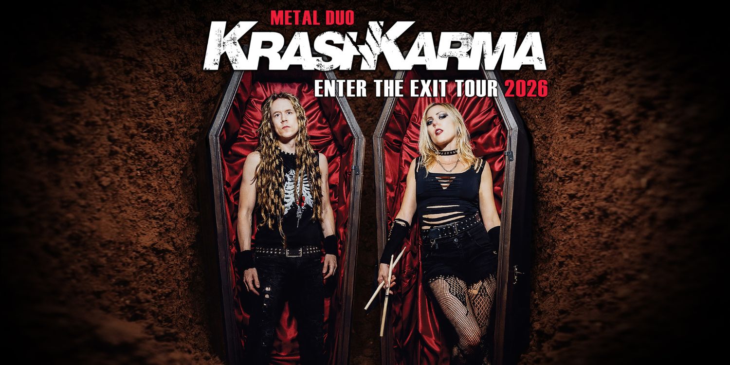 Die beiden Musikerinnen von Krashkarma in je einem offenen Sarg liegend. Rundherum ist Erde.