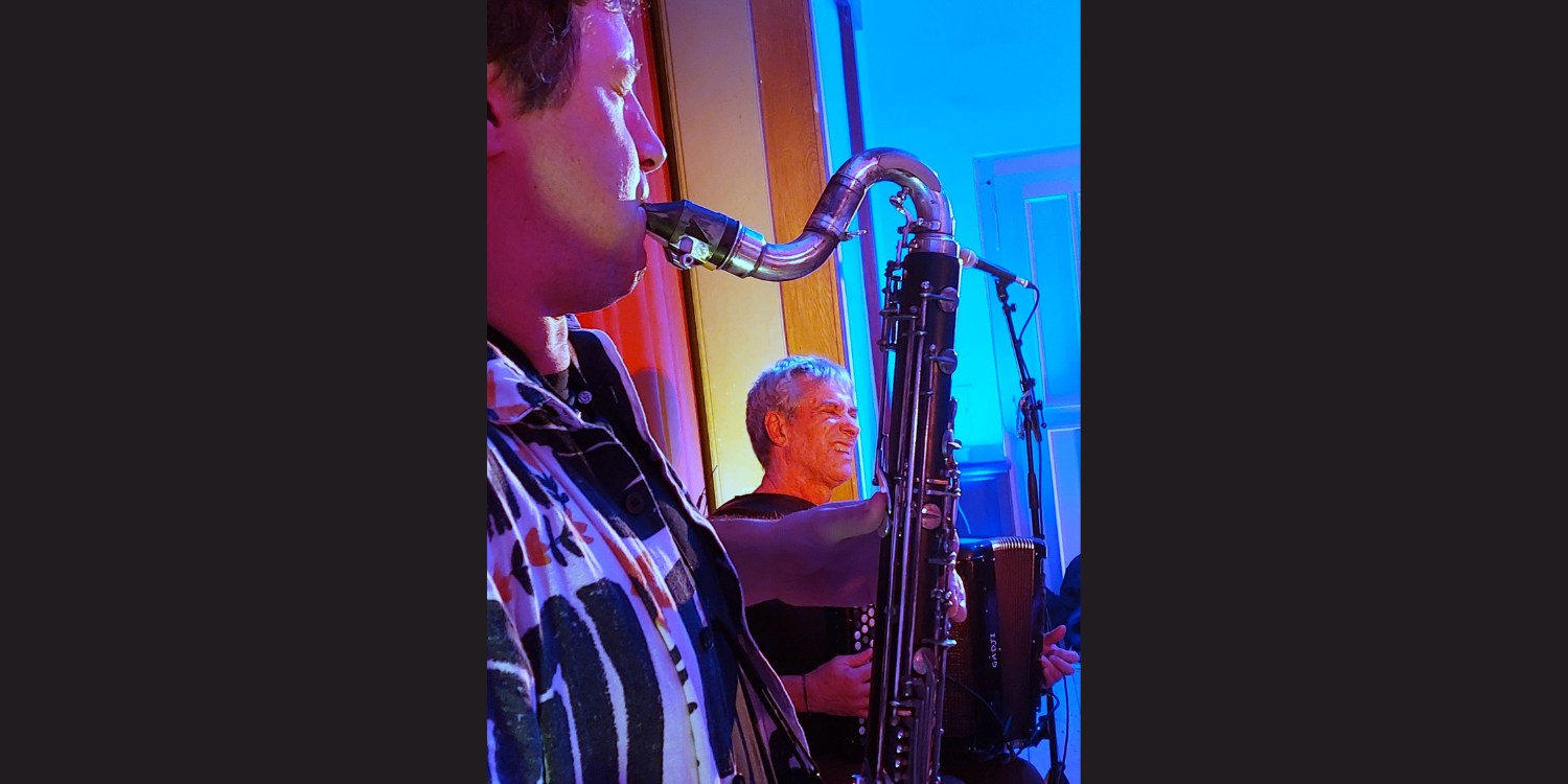 Die beiden Musiker von Parasol auf der Bühne.