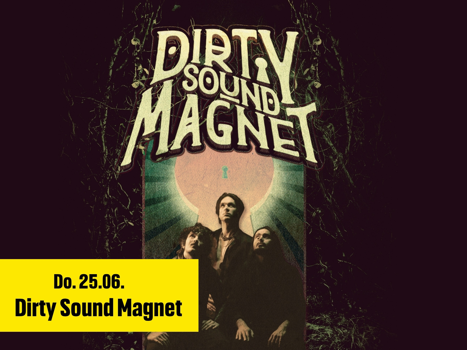 Das Trio steht in einer dunklen Umgebung und wird von fahlem rot/grünem Schein