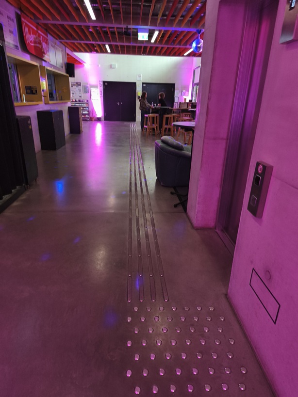 Foto: KFZ-Foyer mit Boden-Leitsystem und Aufzug