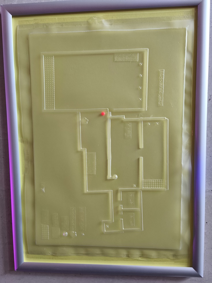 Foto vom taktilen Plan. Links neben den Türen zum Saal