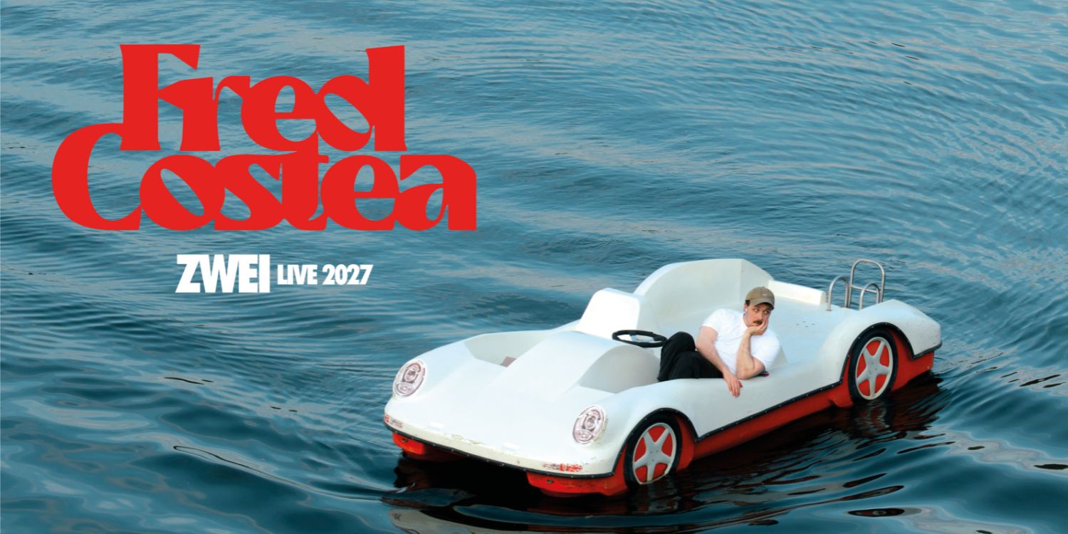 Fred Costea in einem Tretboot in Autoform auf einem See. Schriftzug: Fred Costea. Zwei.