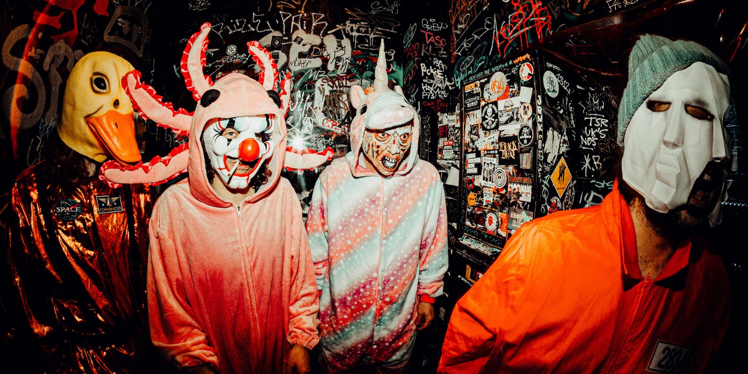 Die Band mit Masken auf.