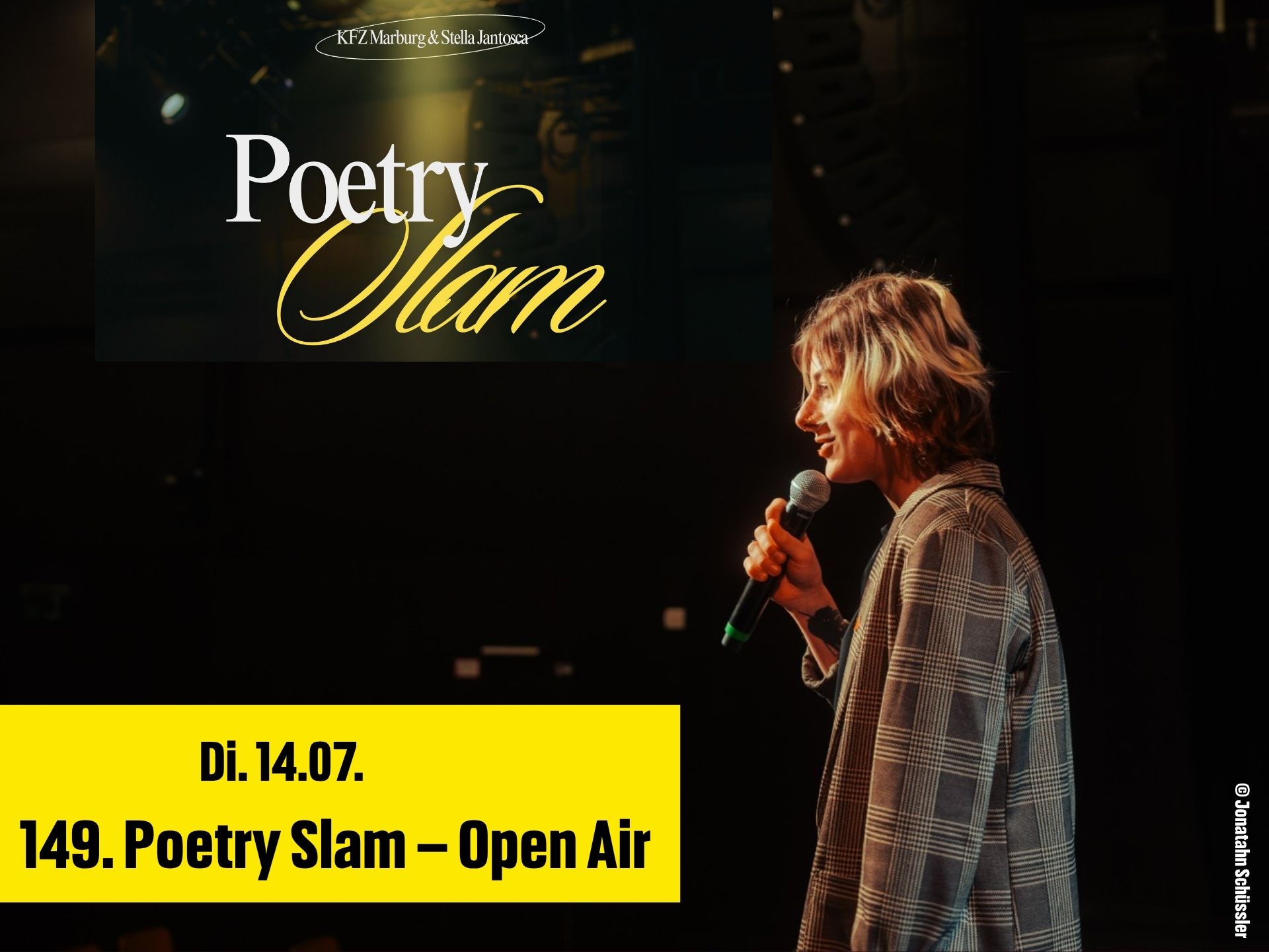 Stella Jantosca auf der Bühne mit Mikro. Poetry Slam Open Air am 17.4.