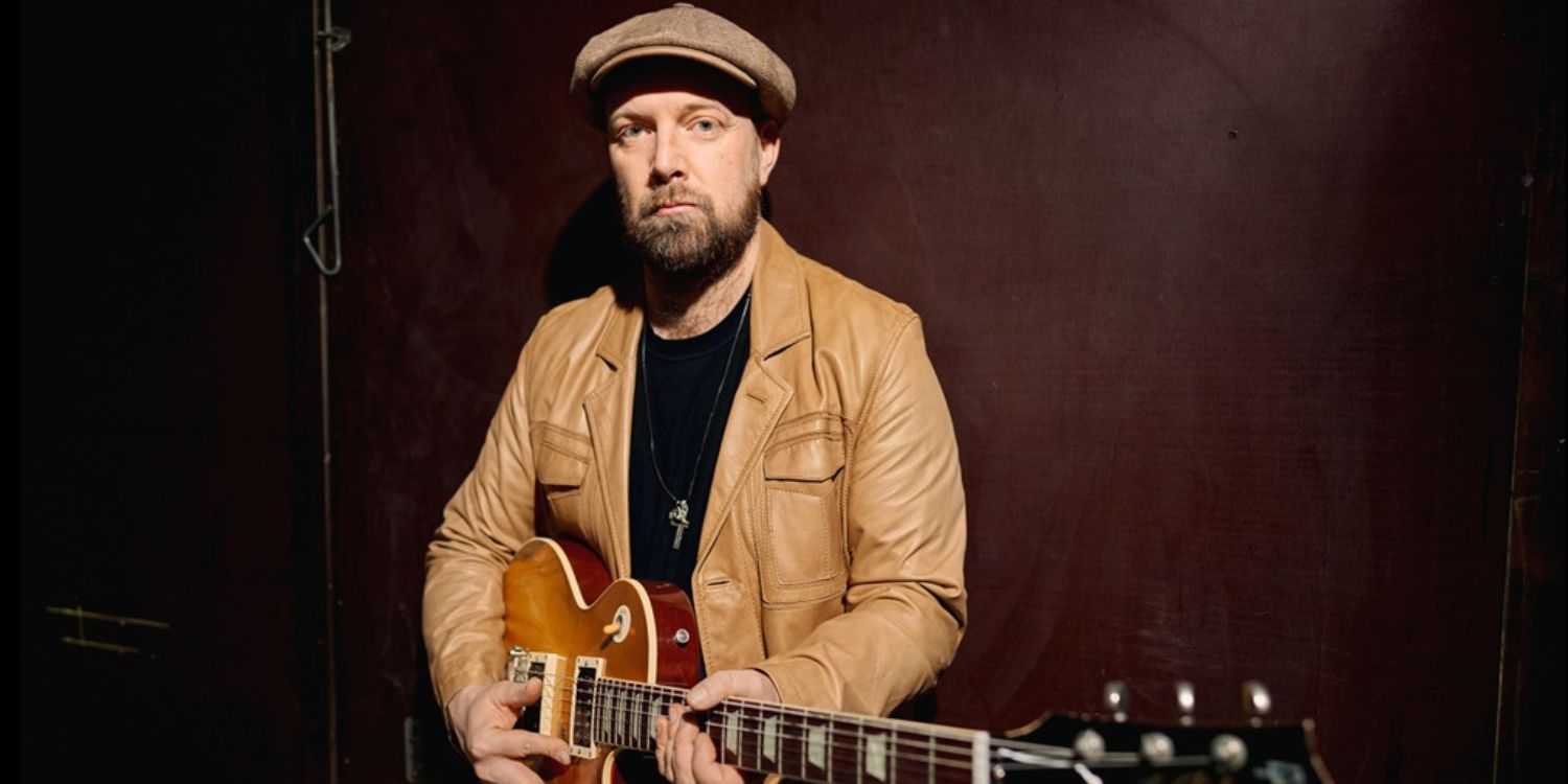 Henrik Freischlader mit Gitarre.
