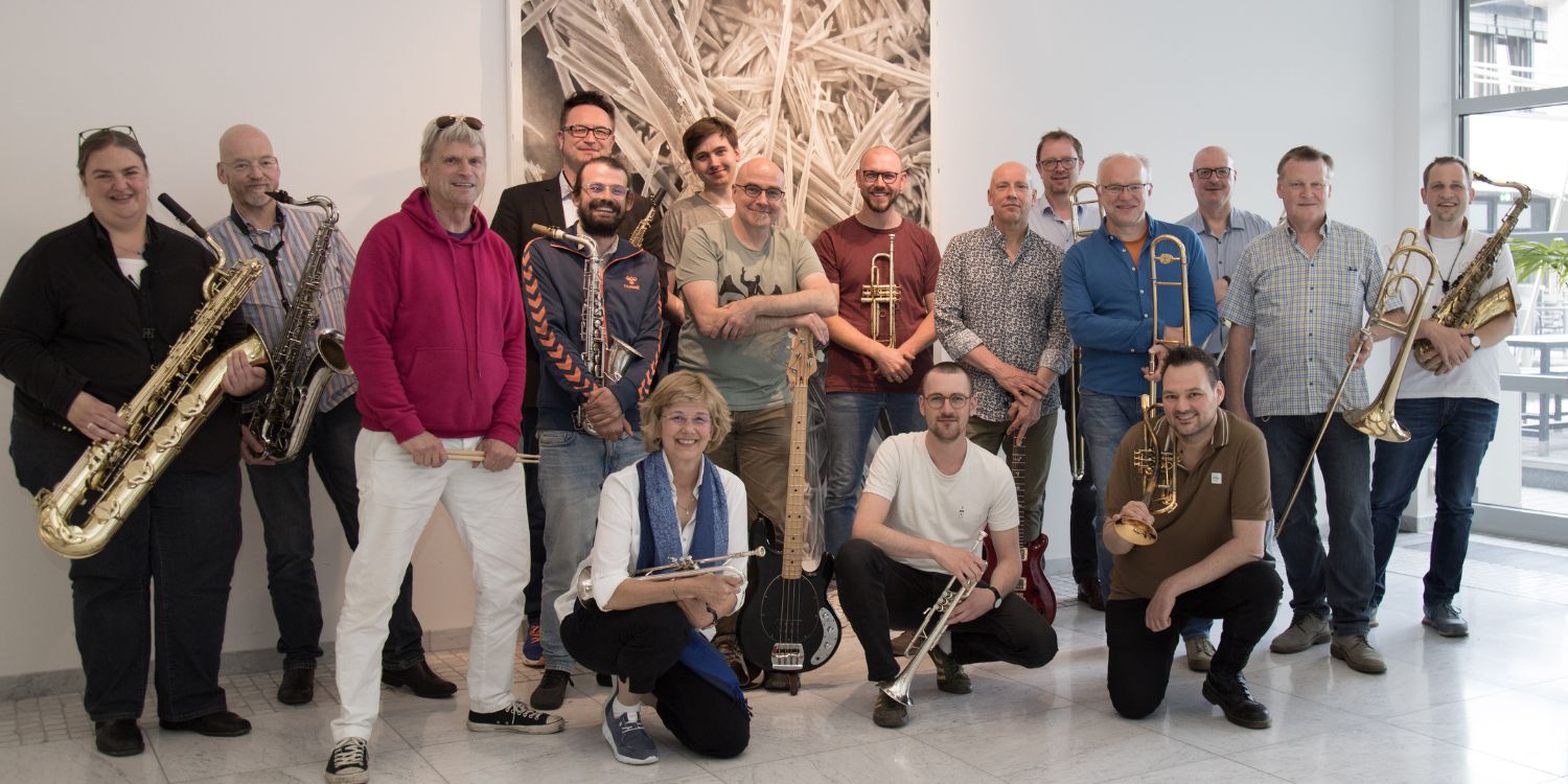 Das Orchester mit Instrumenten.