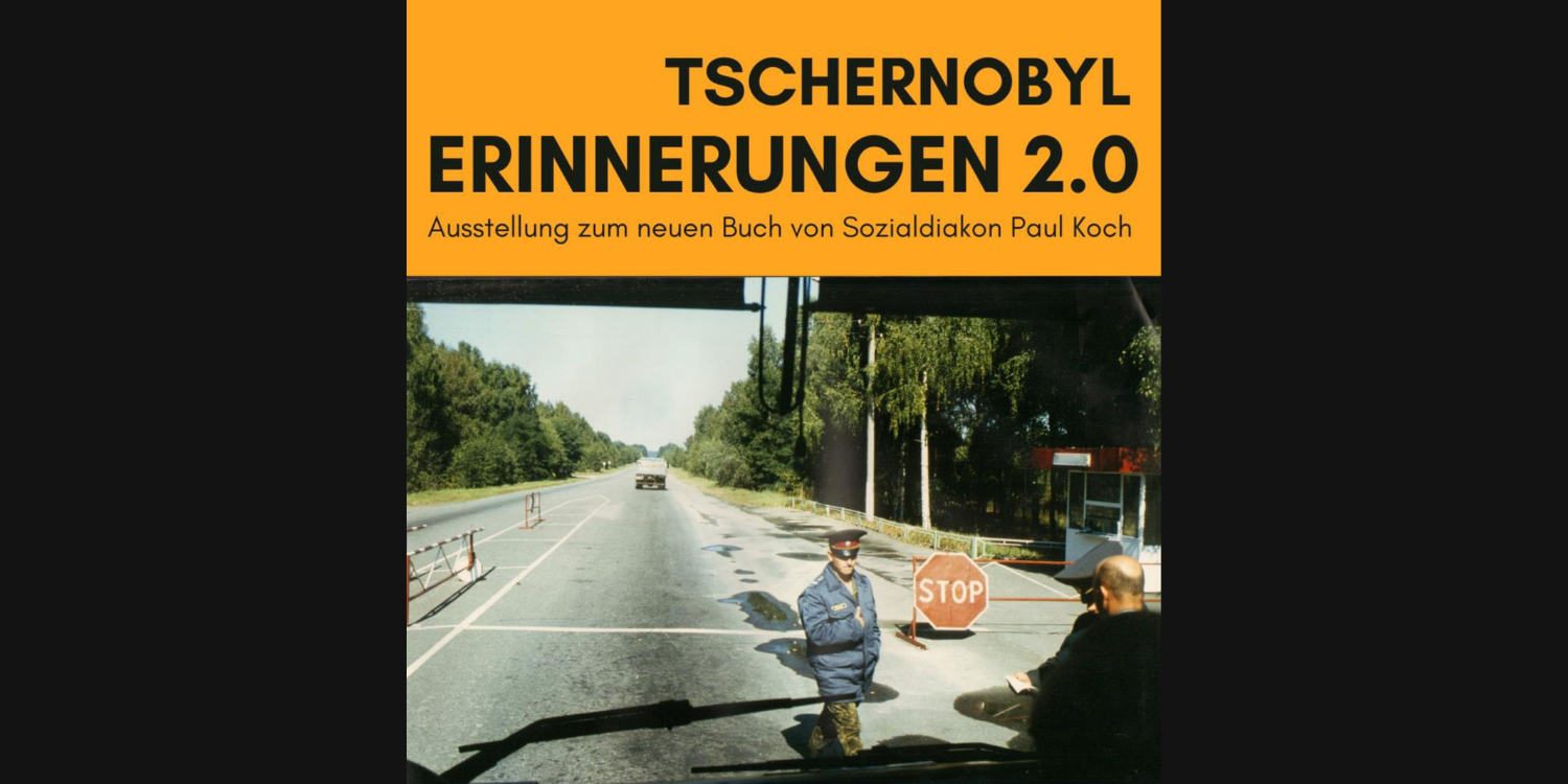 Das Bild zeigt die Überschrift zur Ausstellung auf orangenem Hintergrund. Darunter ist eine alte Fotografie einer Straße und eines Grenzübergangs zu sehen, mittig rechts stehen Beamte. Es ist ein großes rotes Stopschild an einem Geländert zu sehen.