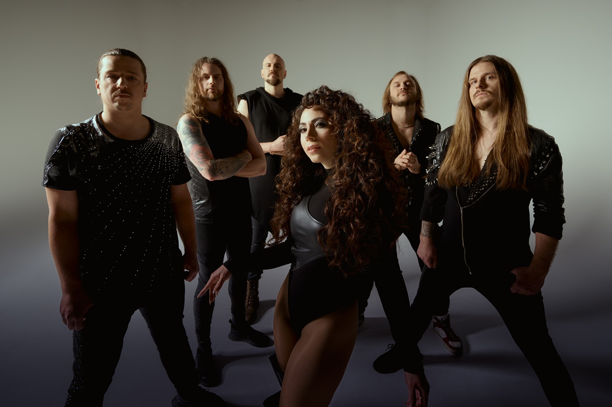 Die Band Battle Beast ganz in schwarz gekleidet.
