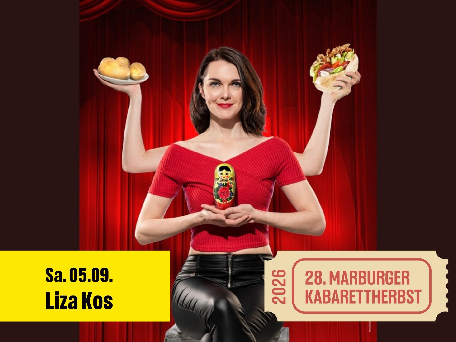 Frau vor rotem Hintergrund mit Döner und Kartoffel in der Hand