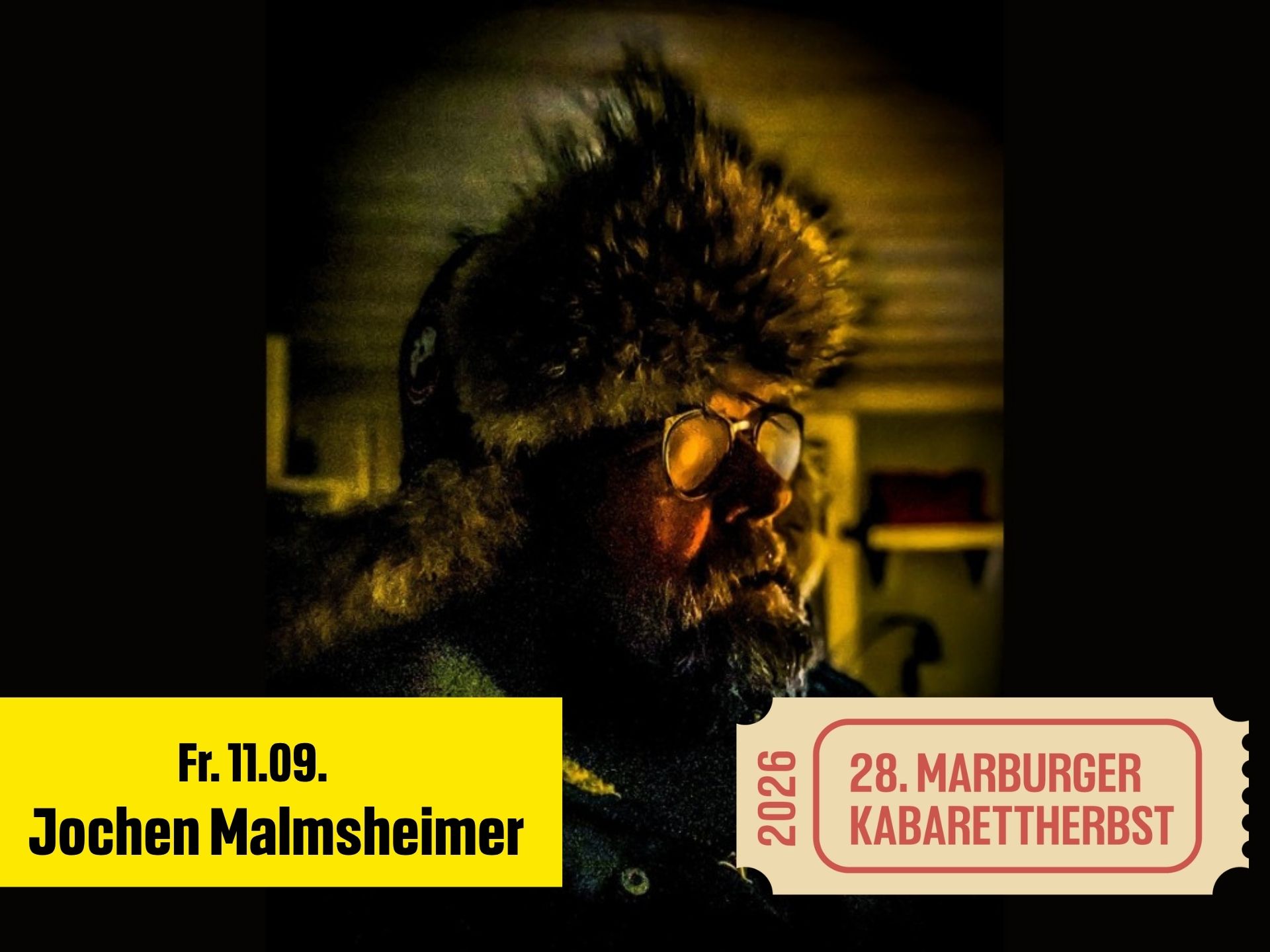 Mann mit Fellmütze vor dunklem Hintergrund