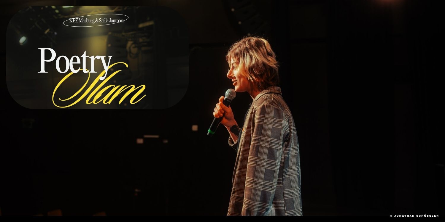 Stella Jantosca mit Mikro in der Hand auf der Bühne. Schriftzug: Poetry Slam