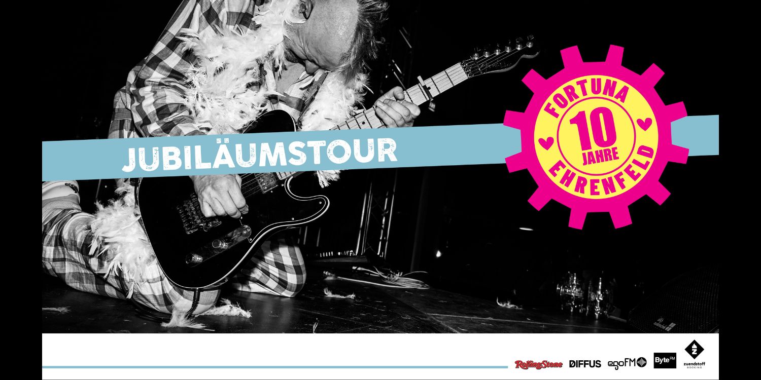 Martin von Fortuna Ehrenfeld Gitarre spielend im Hintergrund. Vorne Schriftzug: Jubiläumstour, 10 Jahre Fortuna Ehrenfeld