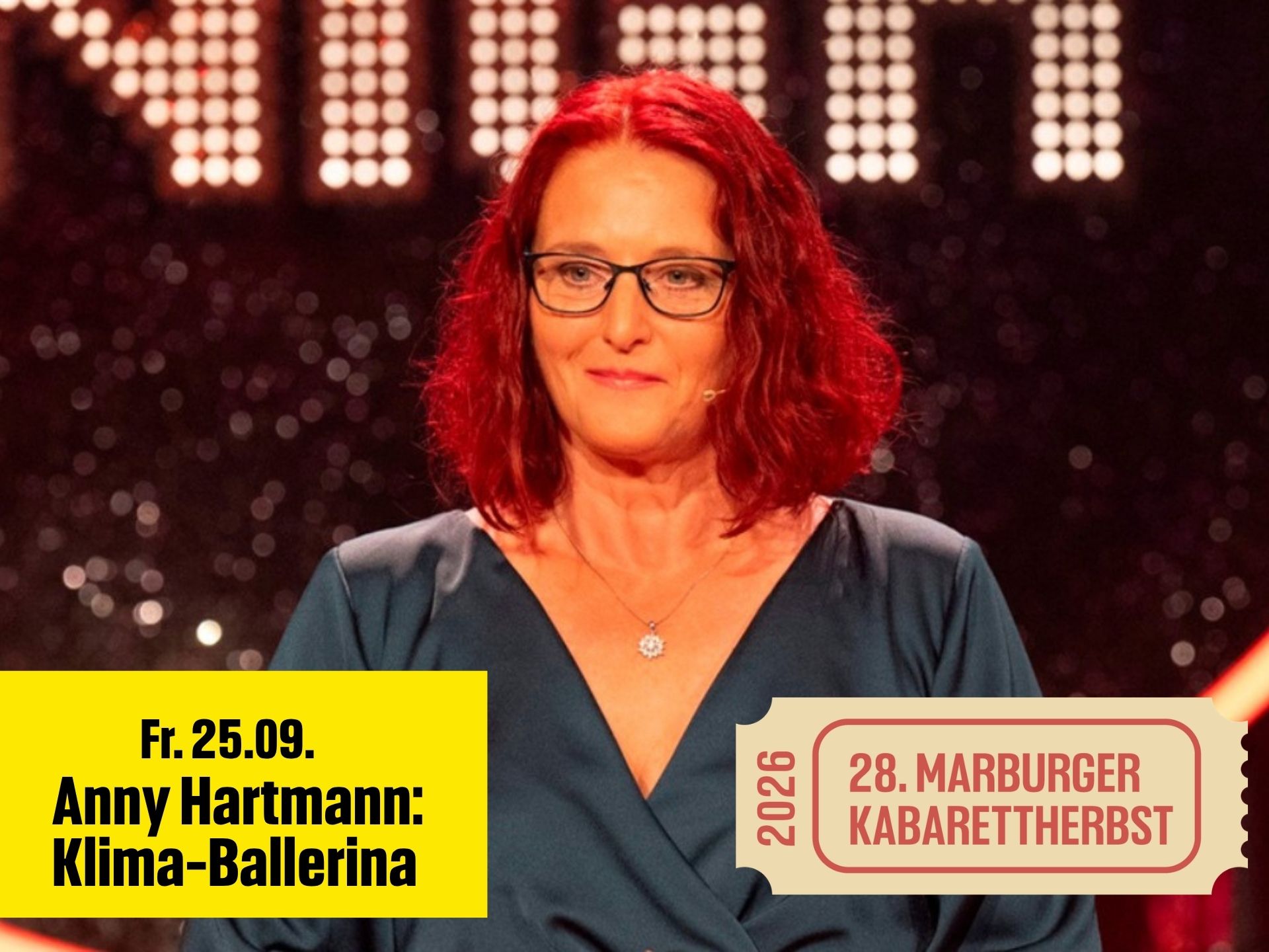 Anny Hartmann steht auf einer Bühne