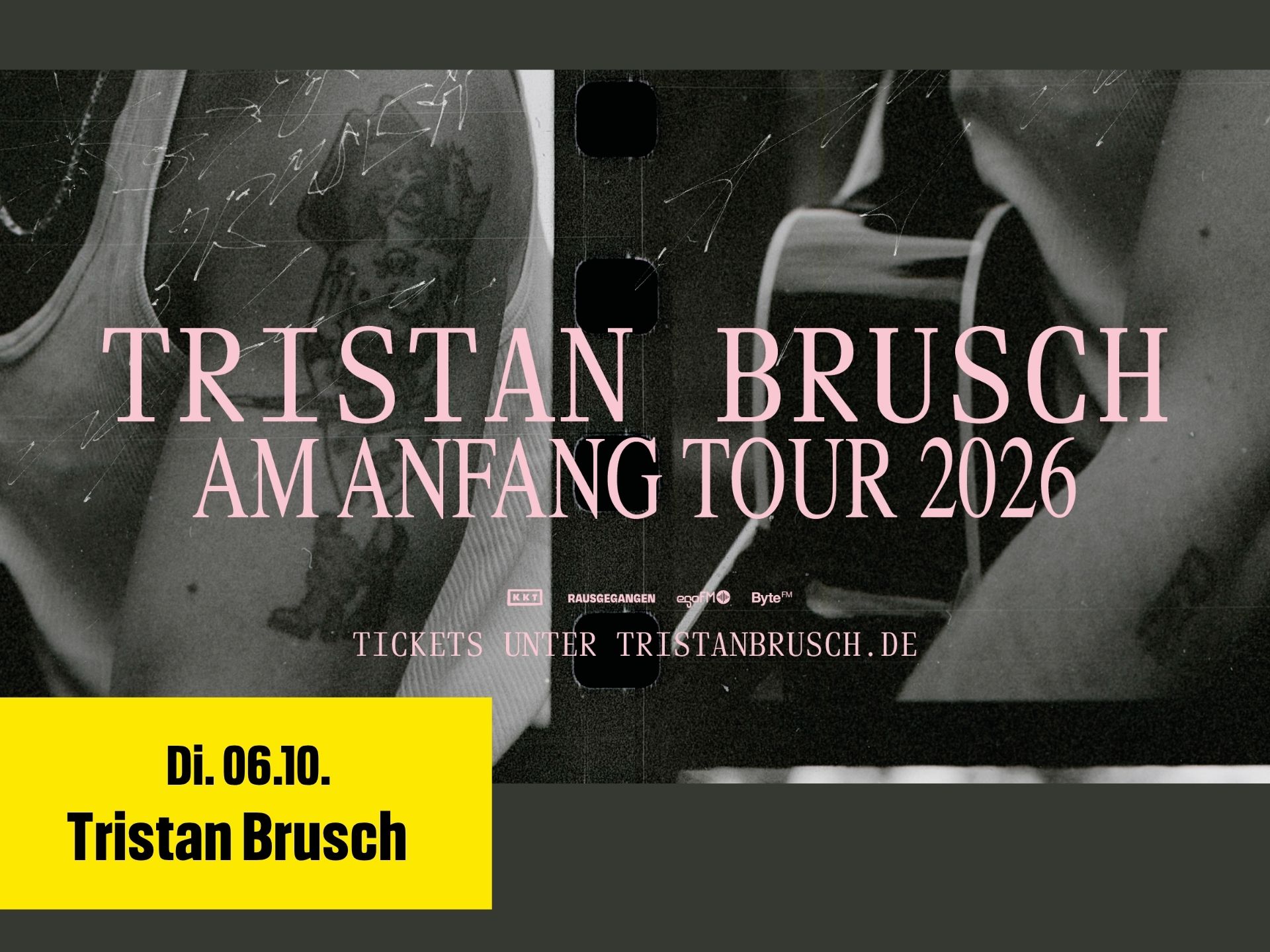 Nahaufnahmen Von Schulter und Arm mit Tattoos und der Schriftzug Tristan Brusch