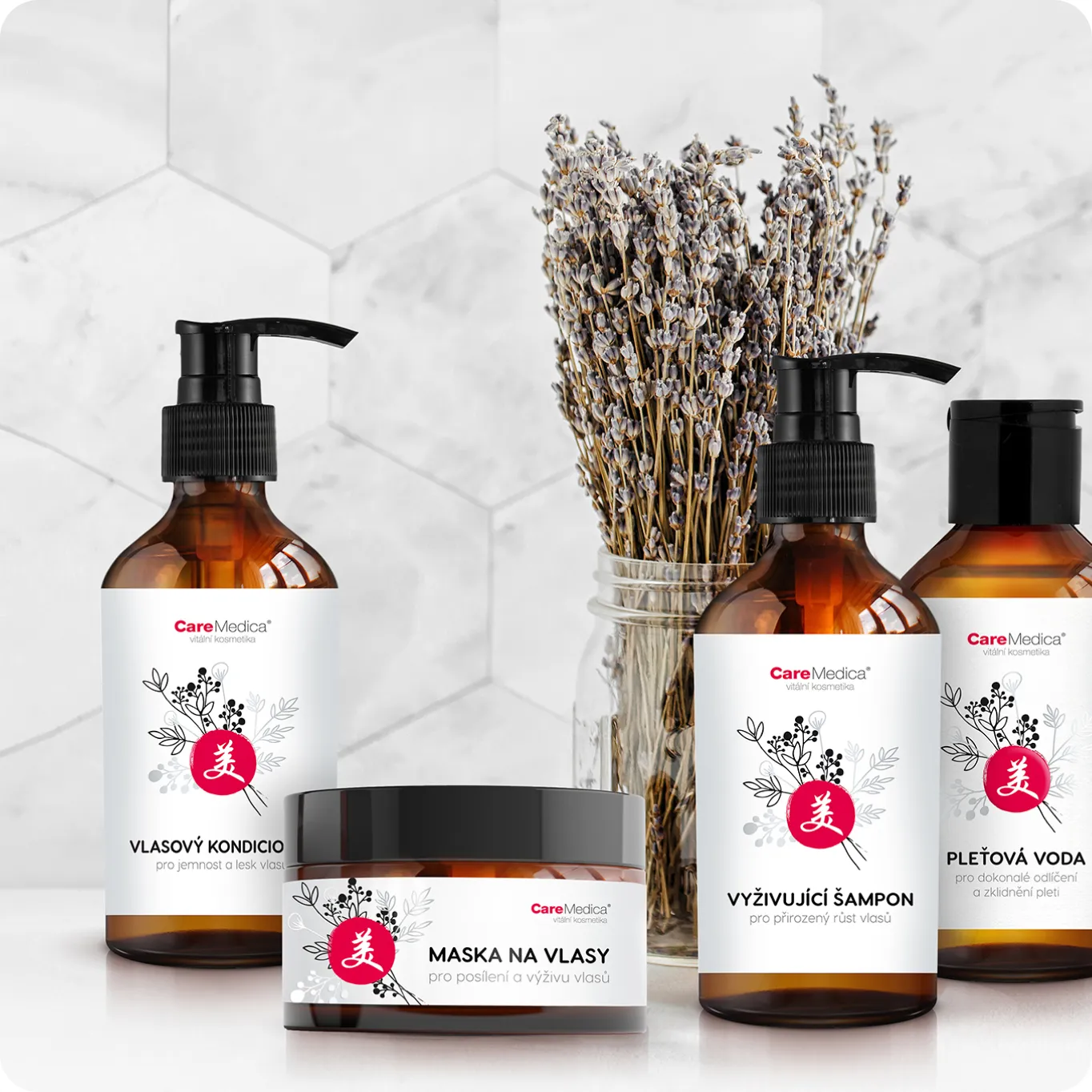 Kosmetické produkty CareMedica s olejem, kondicionérem, maskou a šamponem vedle sušené levandule.