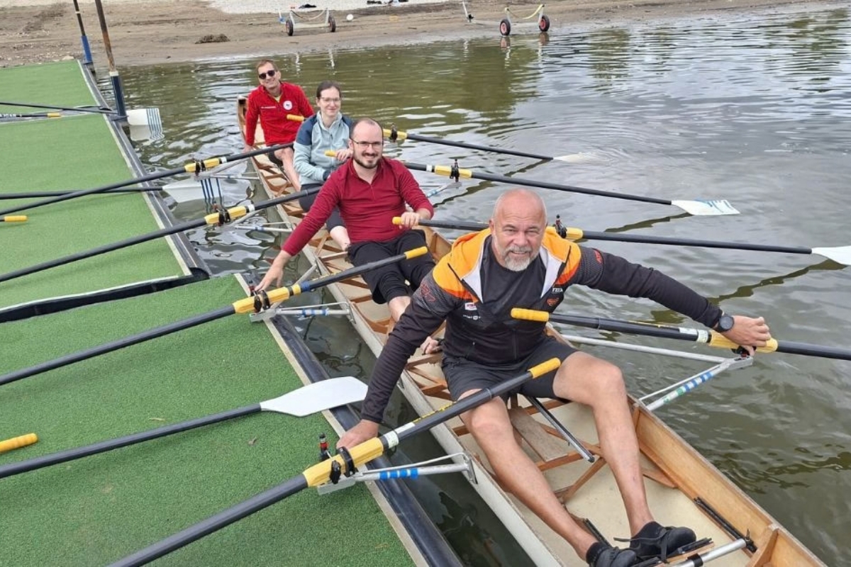 The Reporting.cz team rowing as a crew on Lipno Lake