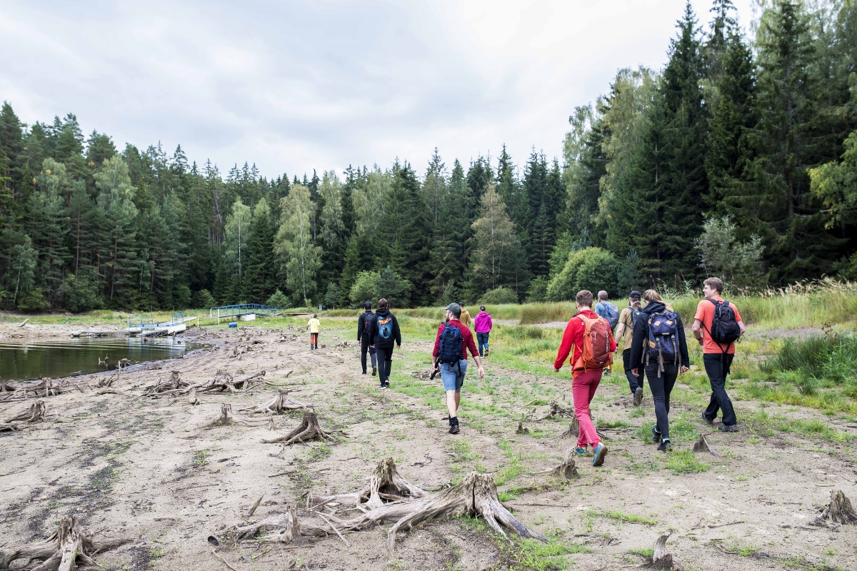 The Reporting.cz team walking along the Lipno shore by the forest