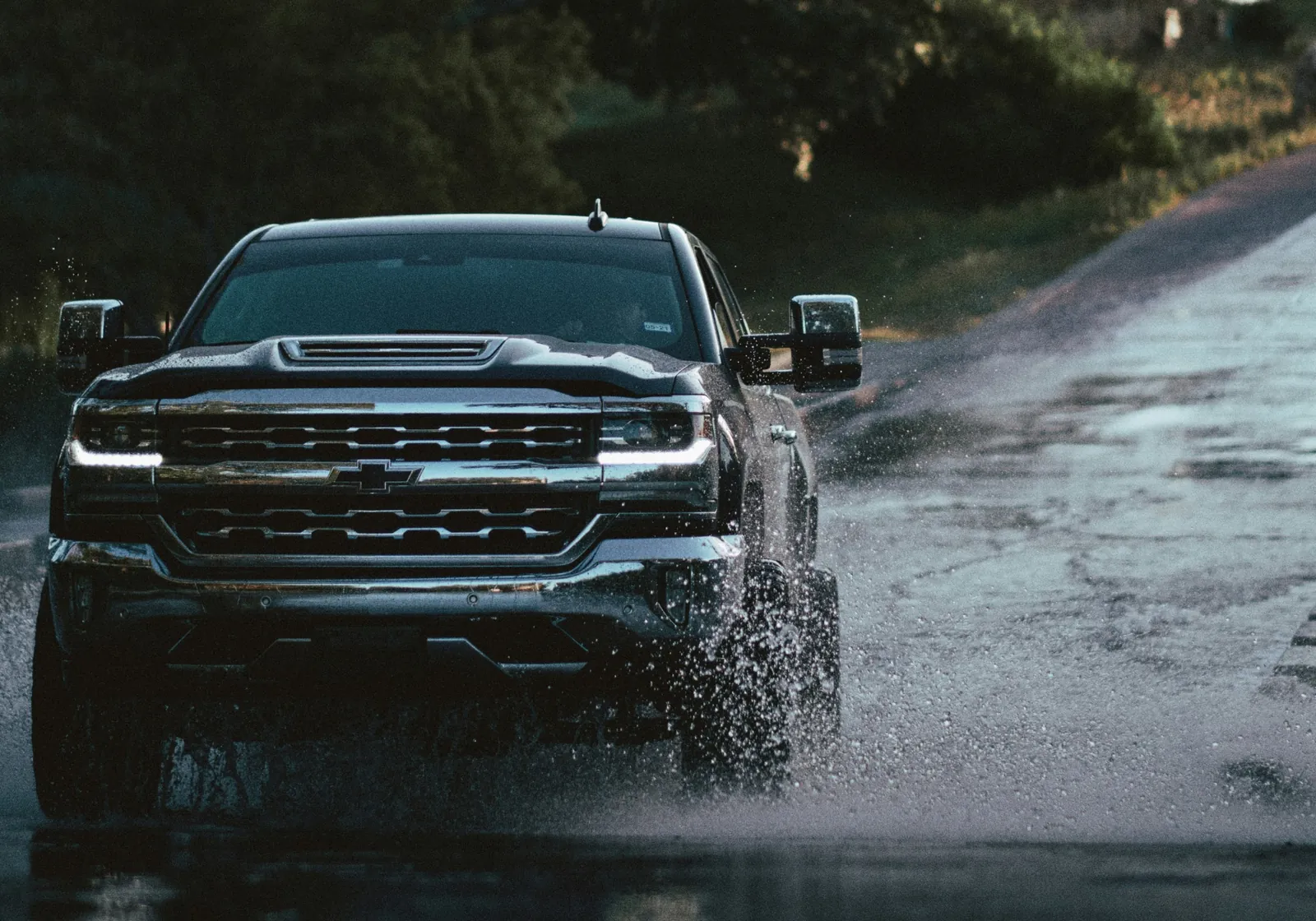 Chevrolet Silverado Pickup auf nasser Strasse