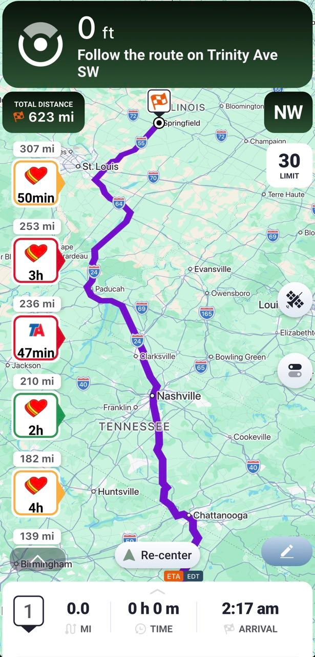 Trucker Guide navigation bar displaying real-time parking availability