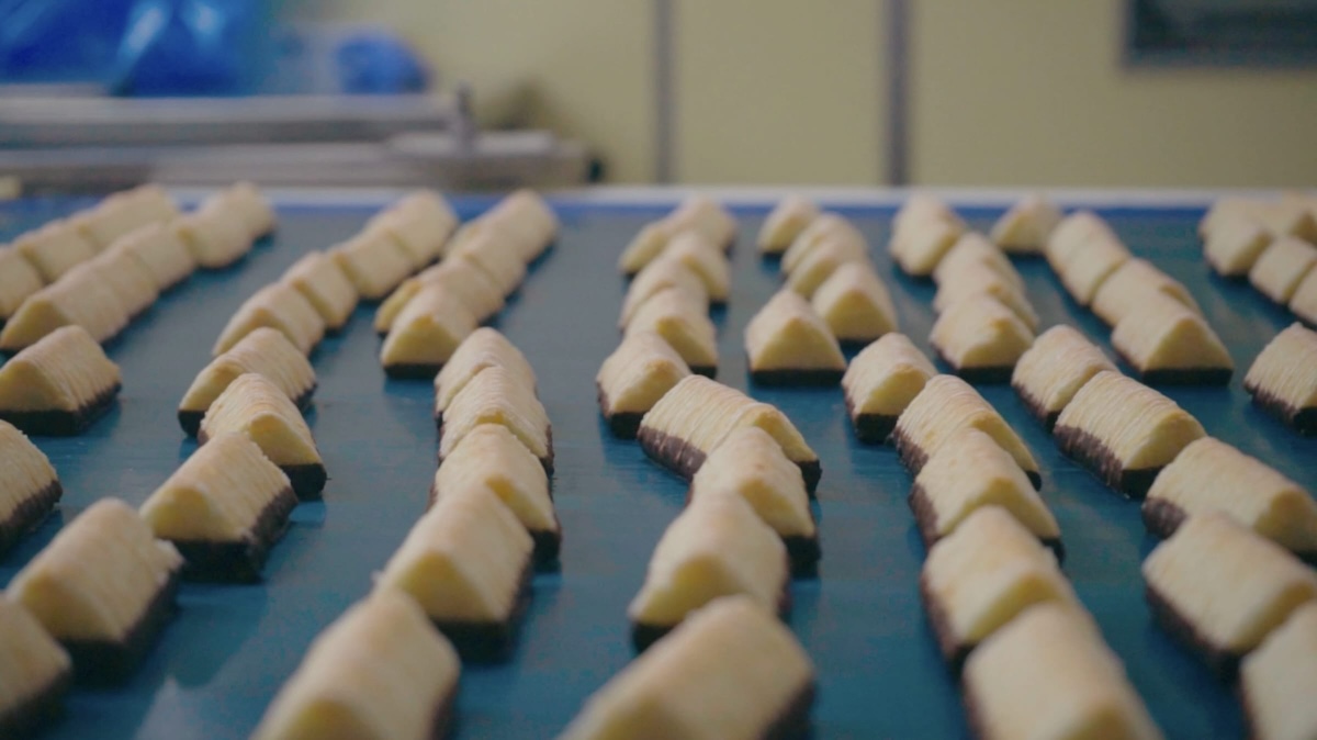 Bisca cakes on the production line