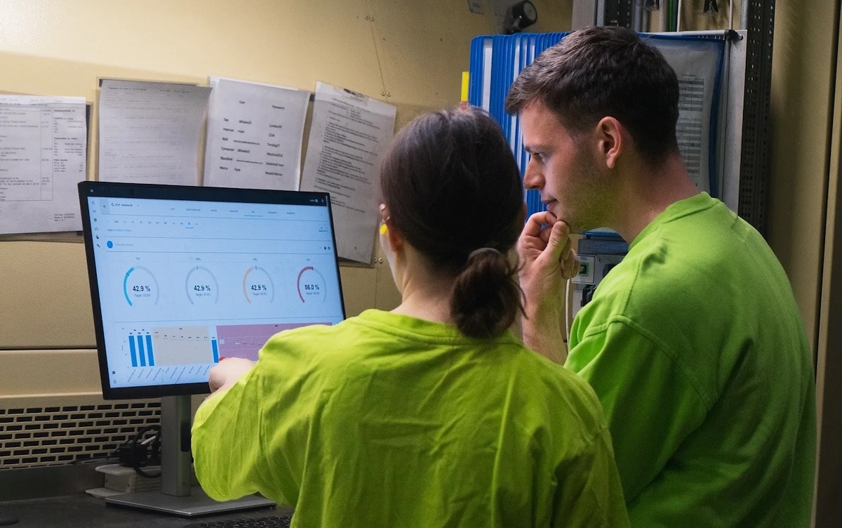 Two people analysing OEE on the shopfloor.