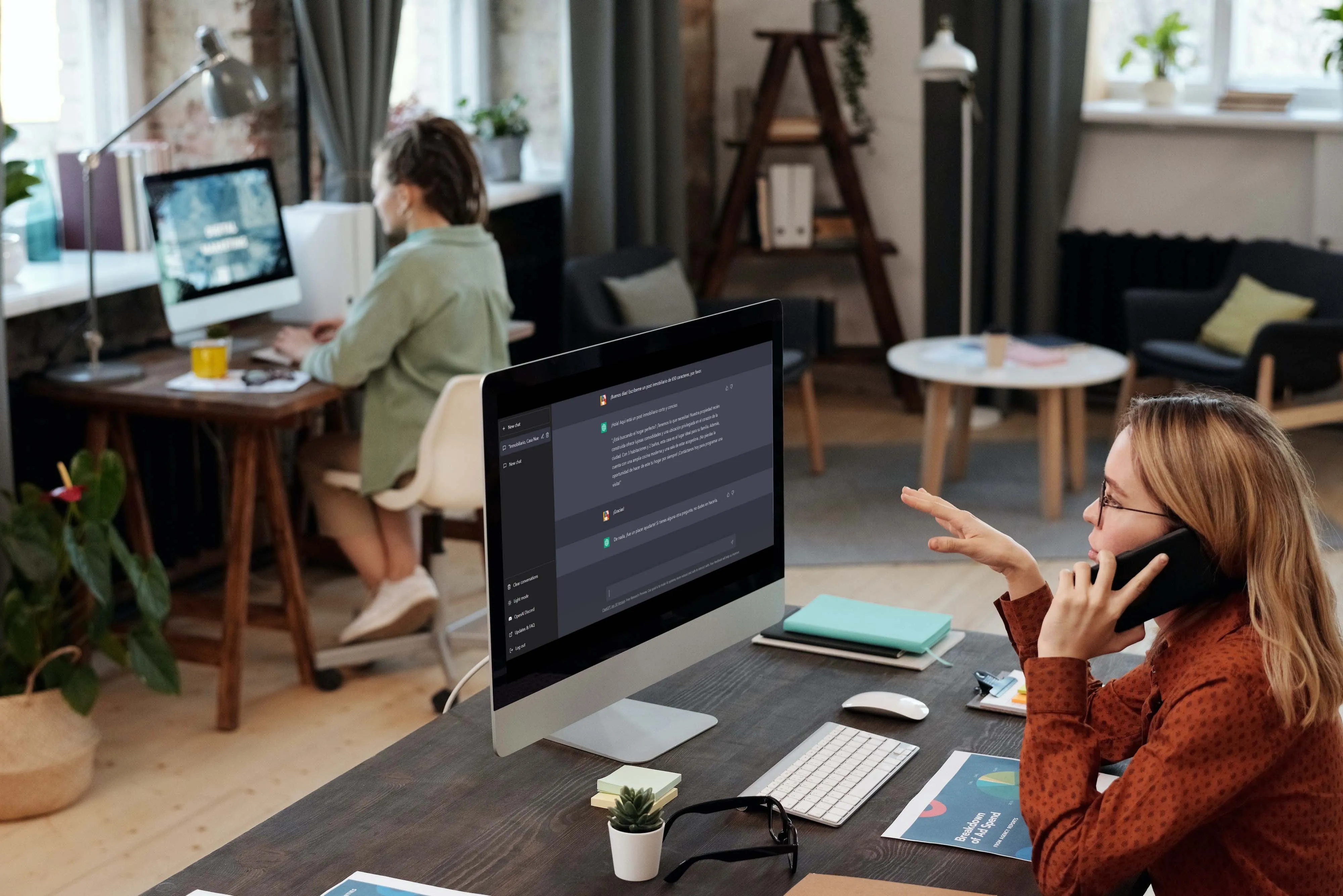 Persona trabajando con ChatGPT y al teléfono