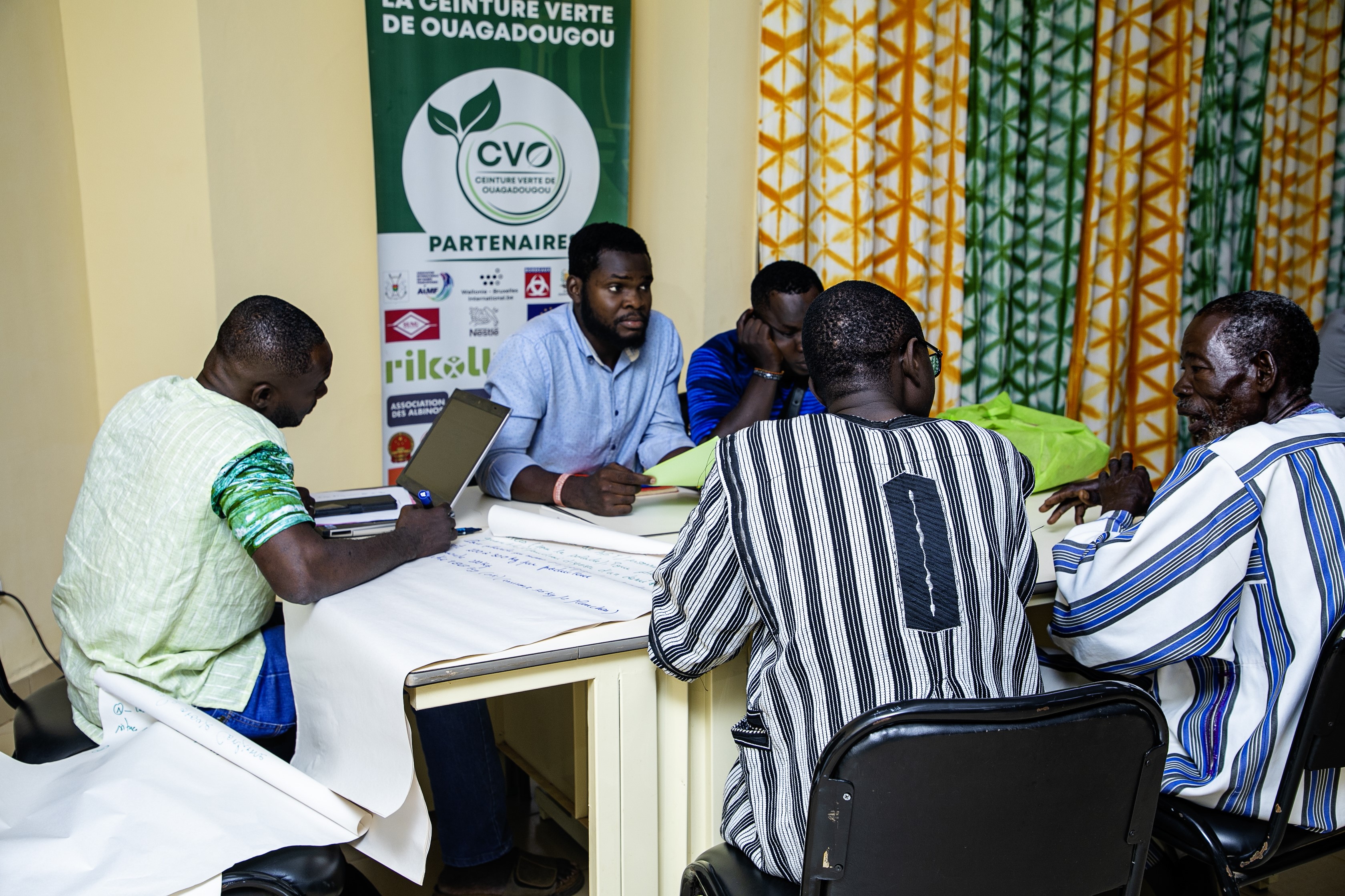 Les participants au cours des travaux