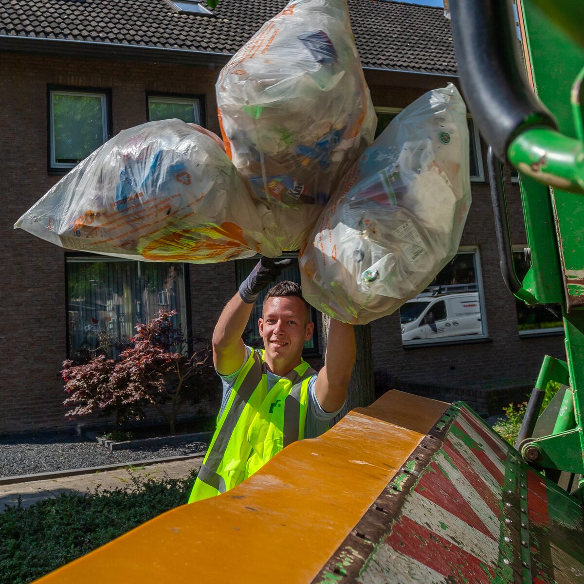 Dar medewerkers bij het werk op de inzamelwagen in Nijmegen