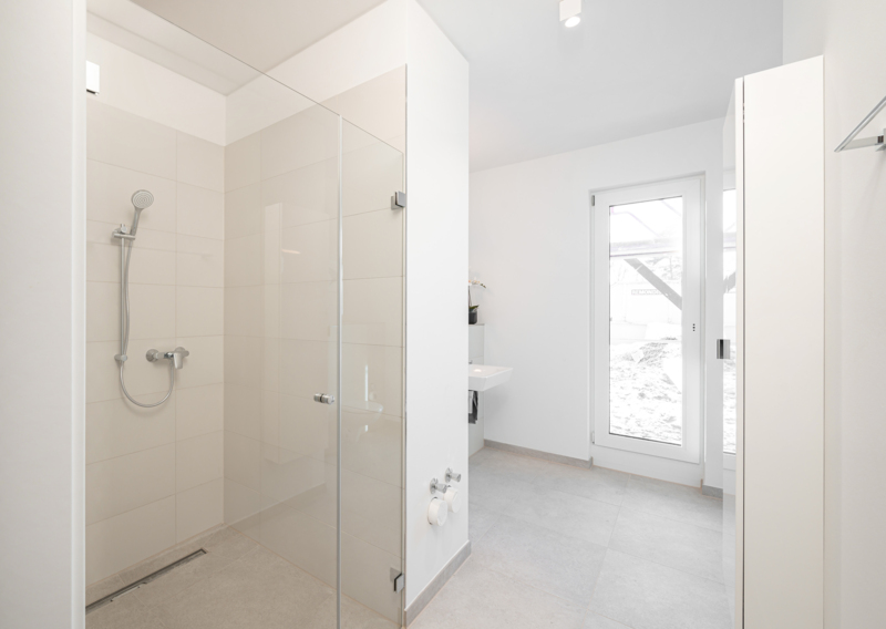 Musterwohnung Badezimmer_Dusche.jpg